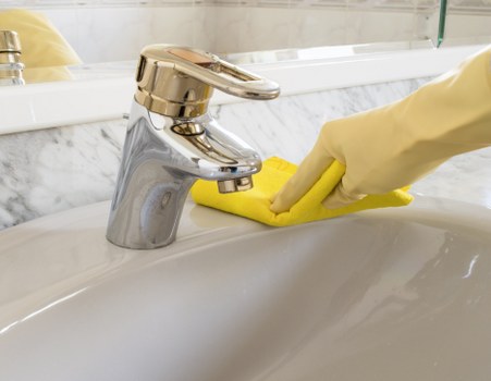 Thorough bathroom cleaning as part of end of tenancy cleaning in Merton